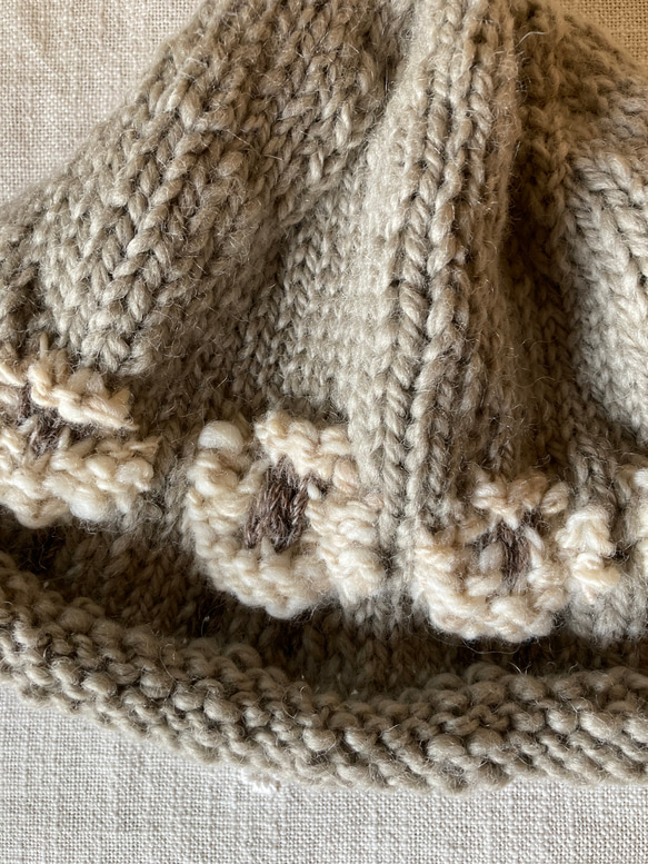 羊模様草木染め手編みニット帽 5枚目の画像