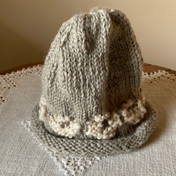 草木染め羊模様の手編みニット帽 2枚目の画像