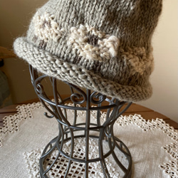 草木染め羊模様の手編みニット帽 1枚目の画像