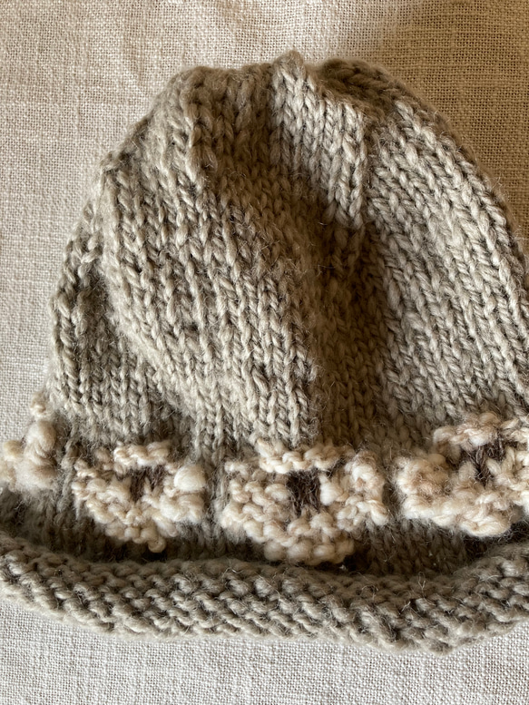 草木染め羊模様の手編みニット帽 5枚目の画像