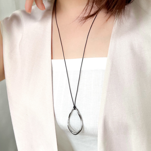 ifumé】大きめオーバルの細革紐ロングネックレス 金属アレルギー対応