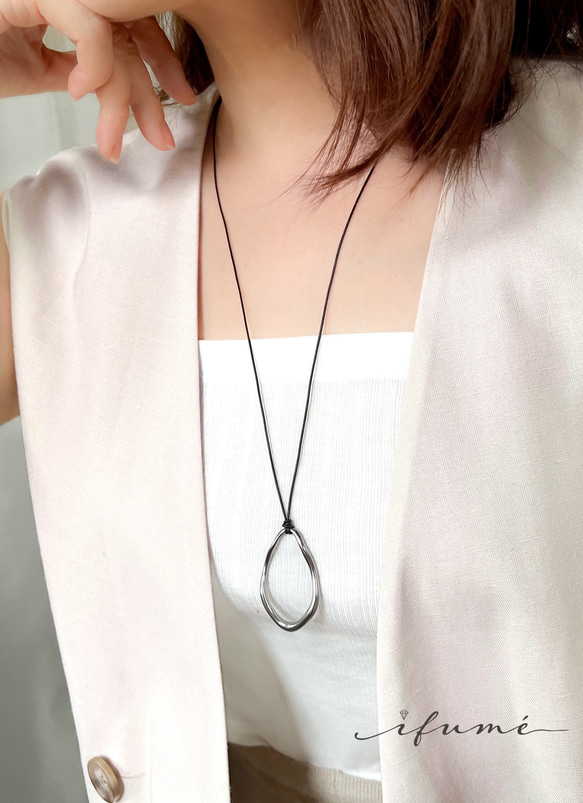 【ifumé】大きめオーバルの細革紐ロングネックレス 金属アレルギー対応 サージカルステンレス 1枚目の画像