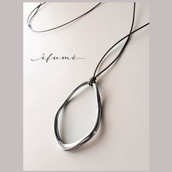 【ifumé】大きめオーバルの細革紐ロングネックレス 金属アレルギー対応 サージカルステンレス 2枚目の画像