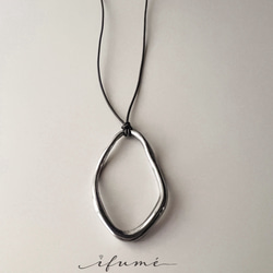 【ifumé】大きめオーバルの細革紐ロングネックレス 金属アレルギー対応 サージカルステンレス 6枚目の画像
