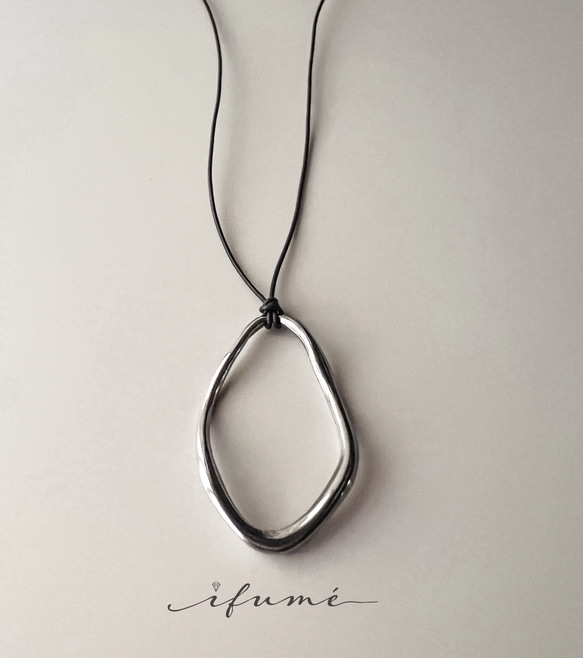 【ifumé】大きめオーバルの細革紐ロングネックレス 金属アレルギー対応 サージカルステンレス 6枚目の画像