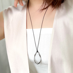 【ifumé】大きめオーバルの細革紐ロングネックレス 金属アレルギー対応 サージカルステンレス 4枚目の画像