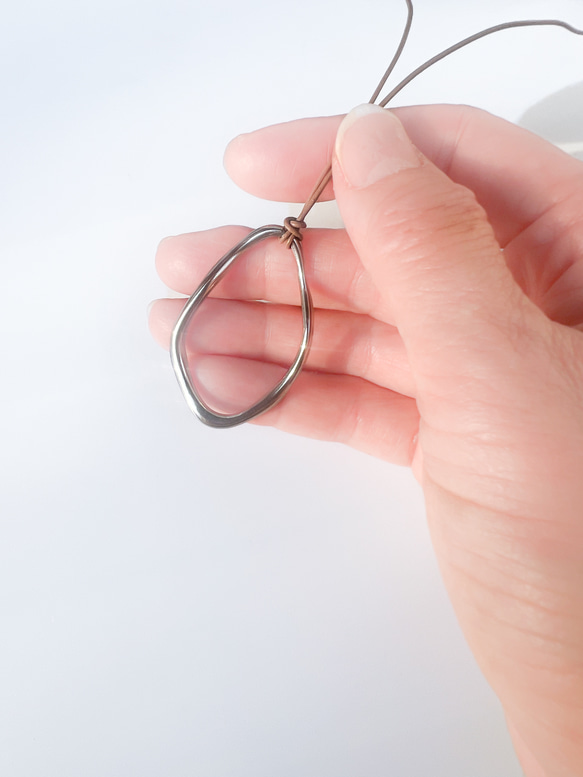 【ifumé】大きめオーバルの細革紐ロングネックレス 金属アレルギー対応 サージカルステンレス 13枚目の画像