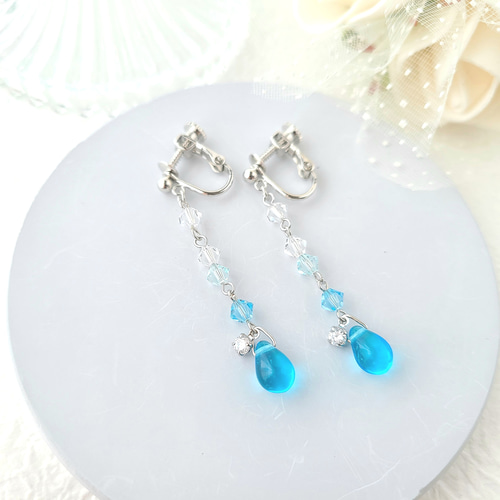 揺れる雫のイヤリング/ピアス(ライトブルー×シルバー) イヤリング