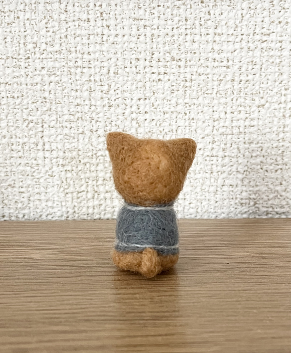柴犬ちゃんの羊毛フェルト　（ブルーの洋服） 3枚目の画像