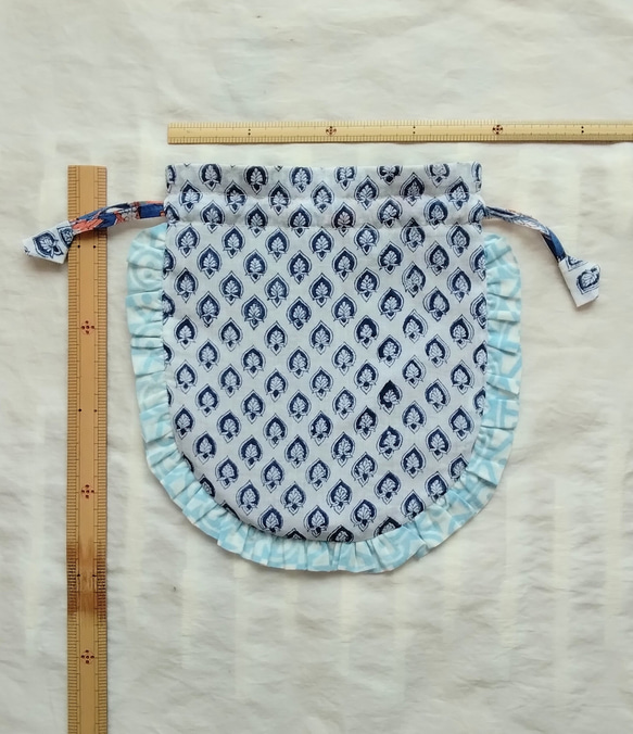 ブロックプリントのフリル丸巾着: lt.blue 10枚目の画像