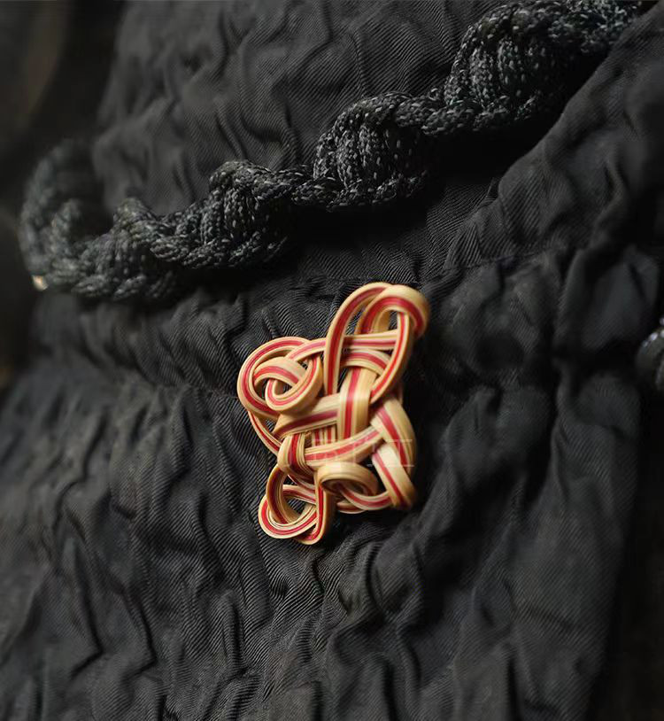 ハンドメイド 竹製 コサージュ 如意結 ピンバッチ ブローチ 竹色&赤色 極軽い 恋人 誕生日 記念日 母の日ギフト