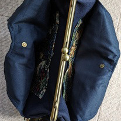 いちご泥棒：ネイビー サイドポケット付きあおりがま口ショルダー 