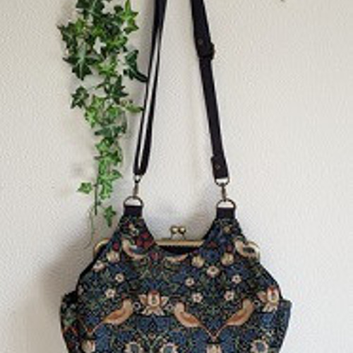 いちご泥棒：ネイビー サイドポケット付きあおりがま口ショルダー 