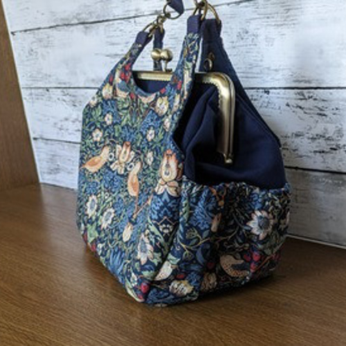 いちご泥棒：ネイビー サイドポケット付きあおりがま口ショルダー 