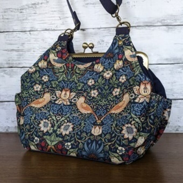 いちご泥棒：ネイビー サイドポケット付きあおりがま口ショルダー 