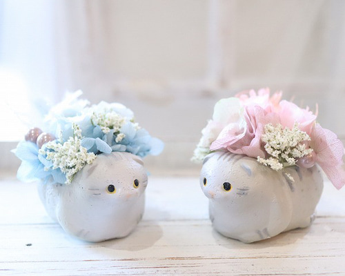 ちびねこ造花フラワーアレンジ　ピンクのフリルローズ　ミニ白薔薇など　卓上花 ねこちゃんのプリザーブドアレンジメント 誕生日 ギフト