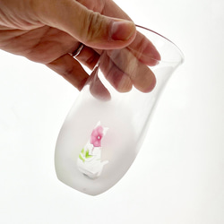 母の日ギフトに『花と猫のスリムグラス』　ラッピング込　　ピンク　手作り吹きガラス 2枚目の画像