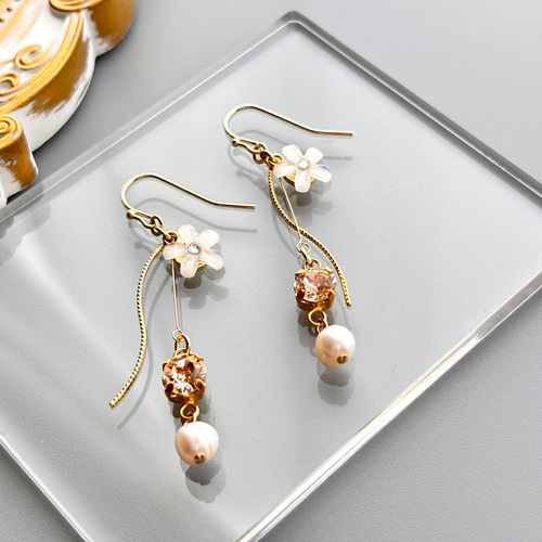 ピンク】白い花とクリスタルと淡水パールのゆらゆらピアス（イヤリング 