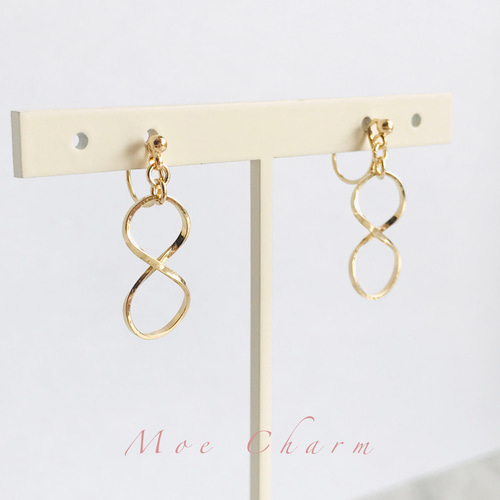 ゴールド✳︎インフィニティ／8の字 イヤリング／小さい／シンプル