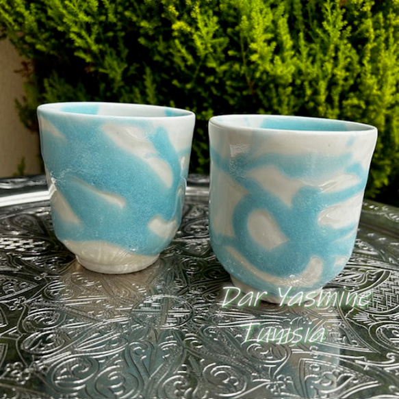 2客セット　ハネンさんのカラフル陶器　湯のみ タッシリ　たっぷりサイズでもかわいい　ホワイトブルー 1枚目の画像