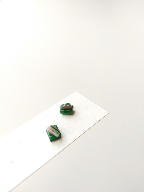 ガラスのひと粒ピアス　【竹藪】　サージカルステンレス　小ぶり　個性的　グリーン 8枚目の画像