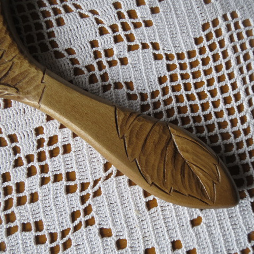 木彫りの手鏡（大）☆沈め彫りのヒマワリ模様☆材質朴ノ木サイズ約