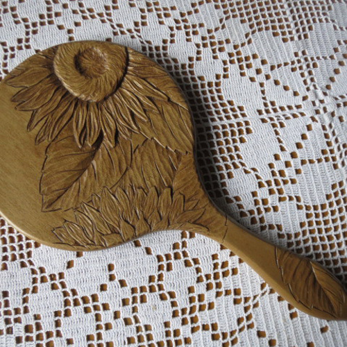 木彫りの手鏡（大）☆沈め彫りのヒマワリ模様☆材質朴ノ木サイズ約