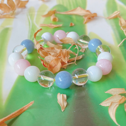 天然のライトグリーンクンツァイトクリスタル