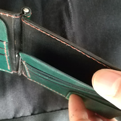 【送料無料】ヌメ革手染めディープグリーン×ブラックの小銭入れ付きマネークリップ 7枚目の画像