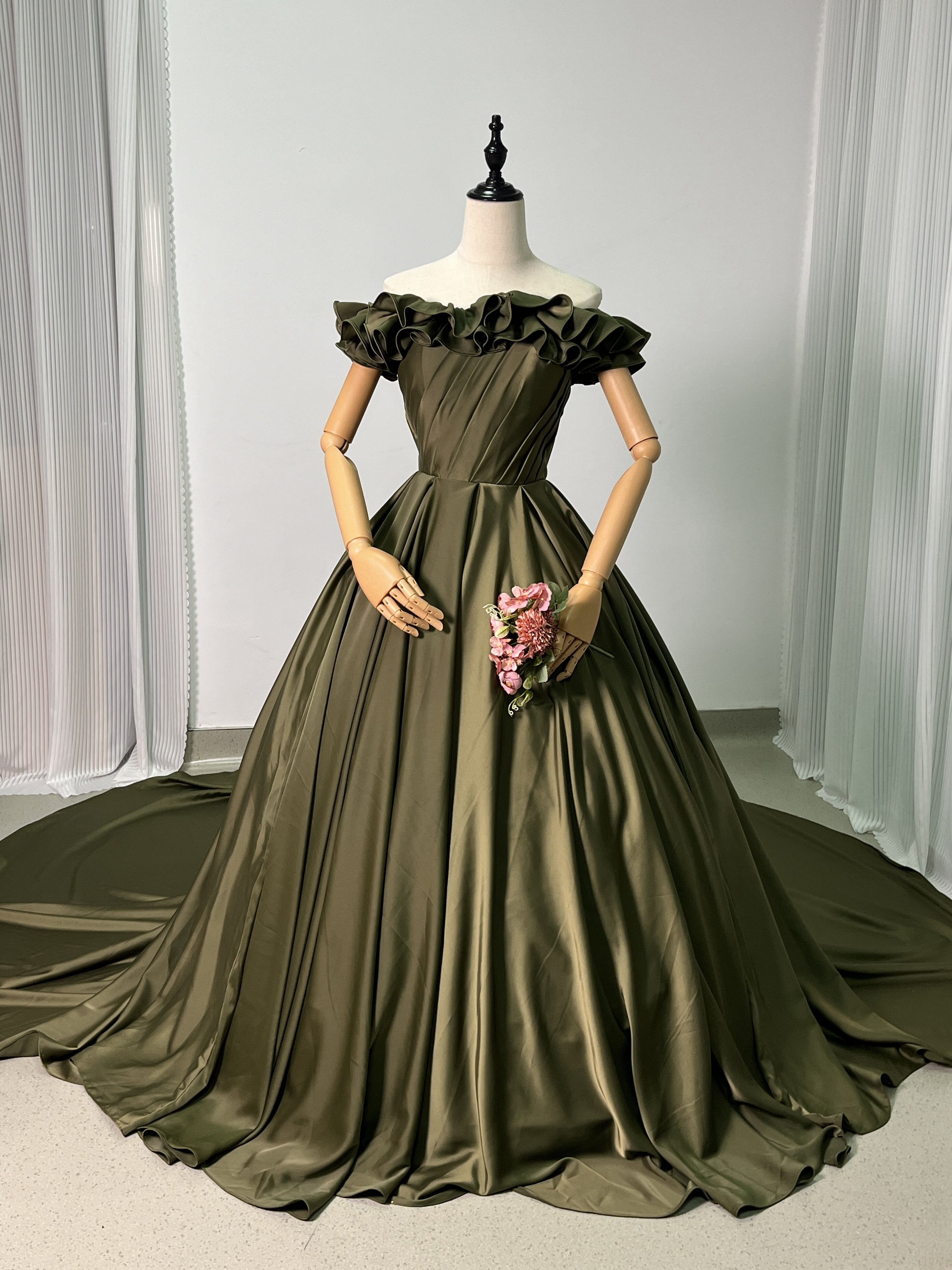 淡い緑色のオフショルダーパーティードレス