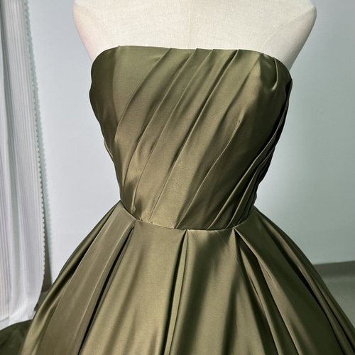 送料無料！カラードレス 深めな緑 ベアトップ スリット ブライダル 前  