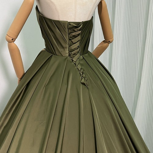 送料無料！カラードレス 深めな緑 ベアトップ スリット ブライダル 前  