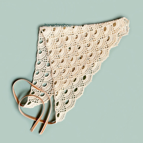 【レース糸で編んだ大人なバブーシュカ】 かぎ針編み 手編み 編み物 バイラス編み 三角巾 ヘッドドレス 1枚目の画像