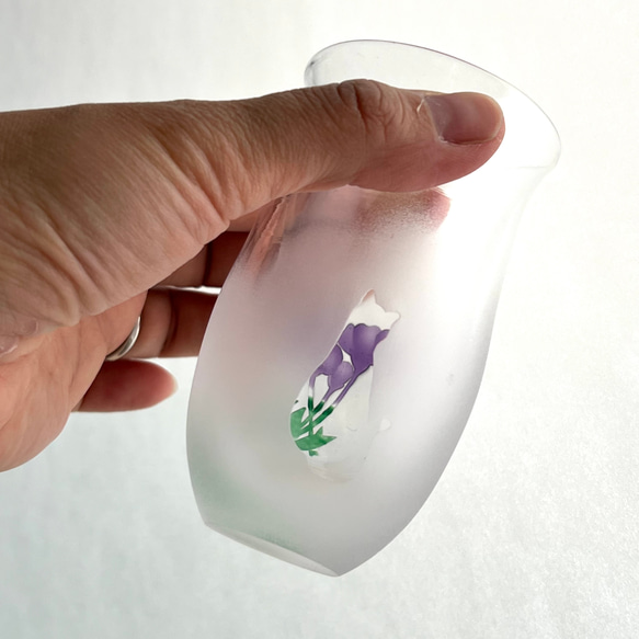 『花と猫のスリムグラス』　ラッピング込　　パープル　手作り吹きガラス 2枚目の画像