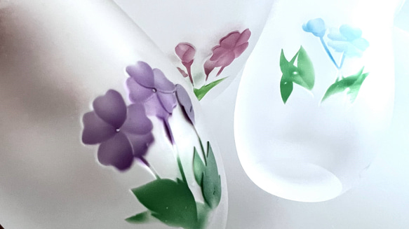 母の日ギフトに『花と猫のスリムグラス』　ラッピング込　　ブルー　手作り吹きガラス 4枚目の画像