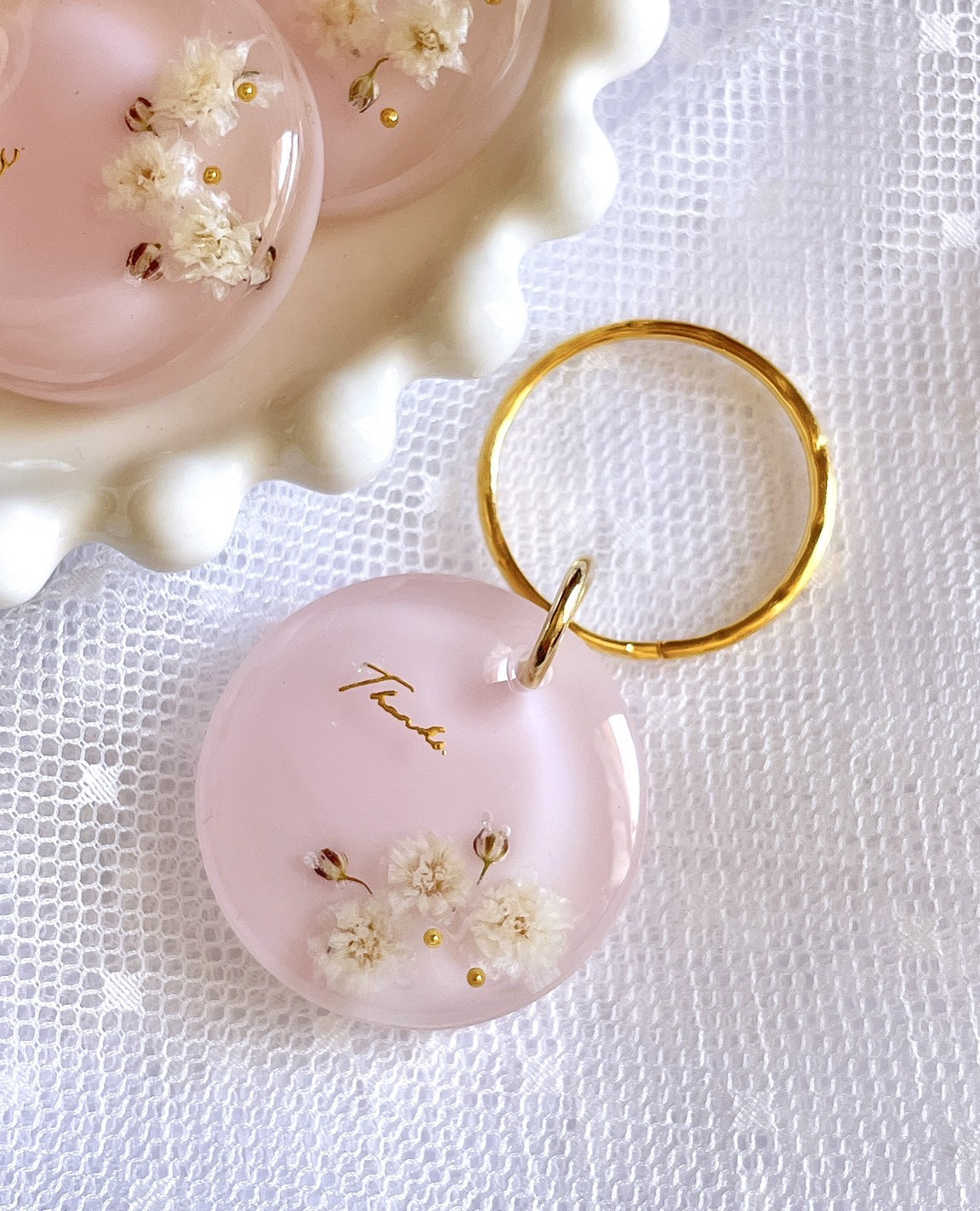 ☆asarin☆★お花のイニシャルキーホルダー　かすみ草　ピンク【080】 ☆asarinお花のイニシャルキーホルダー かすみ草 ピンク【080