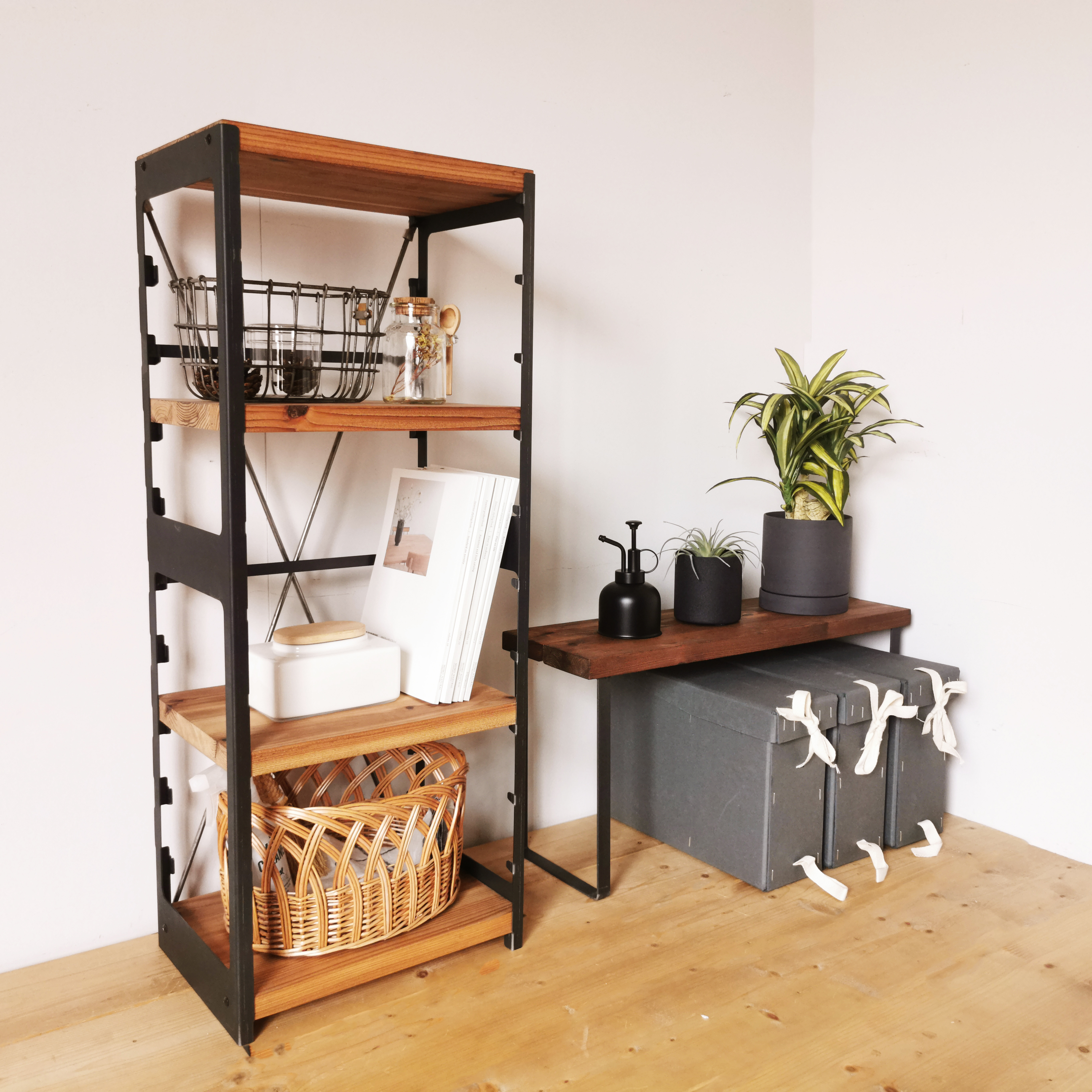 高さ調節の出来る 無垢材とアイアンのシェルフ / ライトブラウン / W32×D23×H83cm / リビング