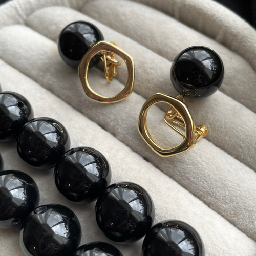 しっかり存在感〉ブラックオニキスイヤリング イヤリング  