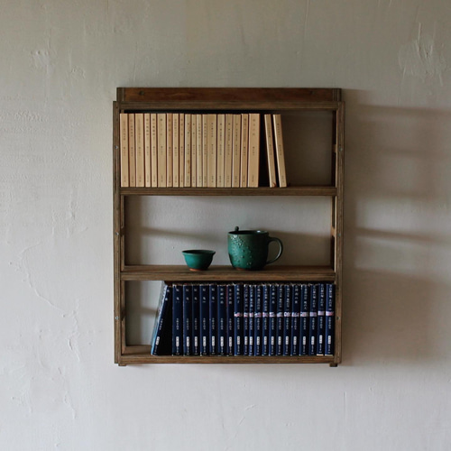 文庫本しか入らない壁付けの本棚 本棚・絵本棚・マガジンラック