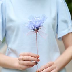 自由に曲げて空間にとける咲き編みの花｜大きいカーネーション｜ブルー 1枚目の画像