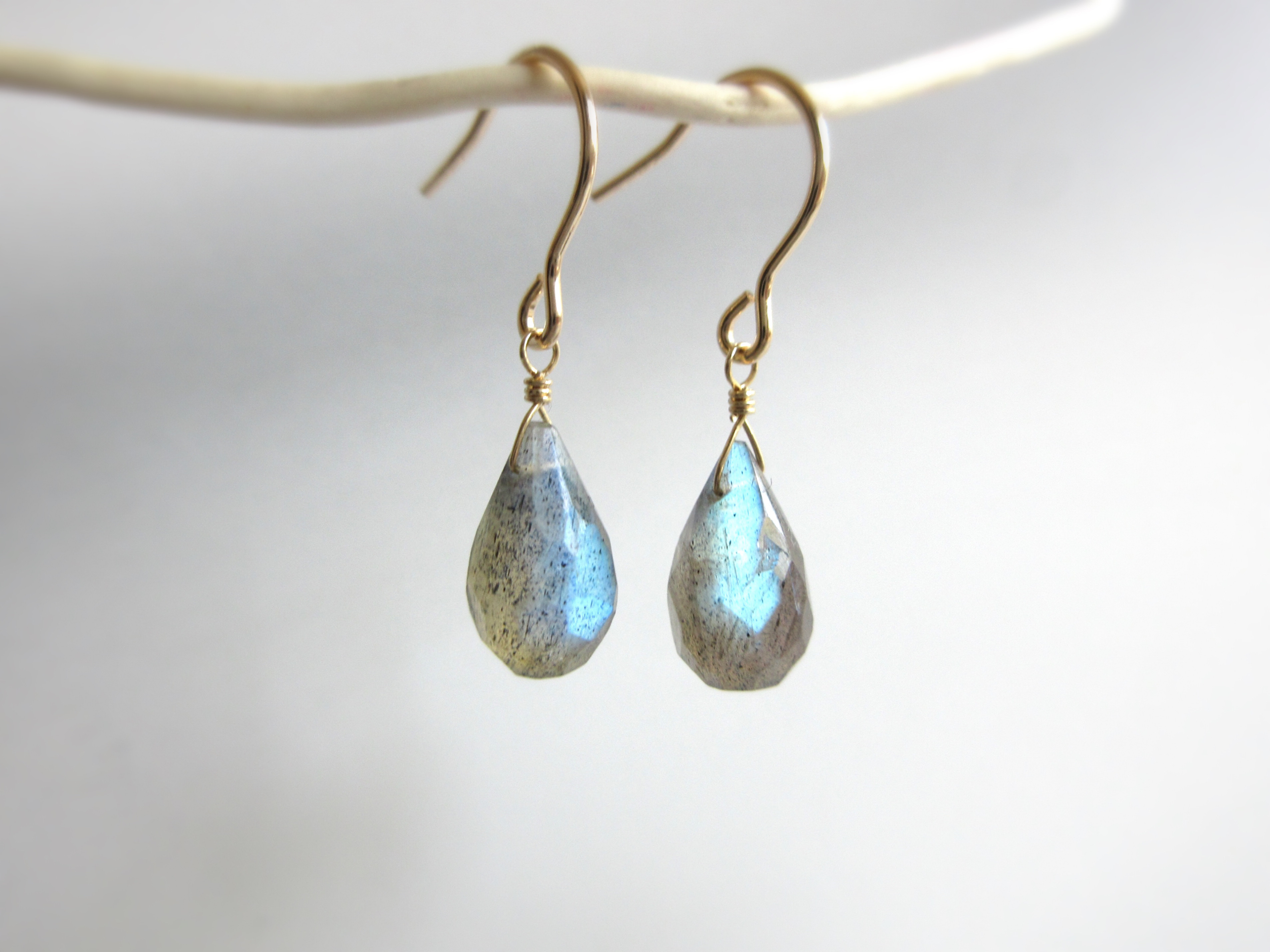 【美粒】10.7×6.5mm「ラブラドライト」14kgfピアス/イヤリング