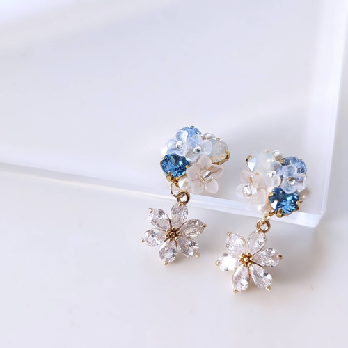 青いビジューとお花のイヤリング ピアス 紫陽花ハンドメイド2024 