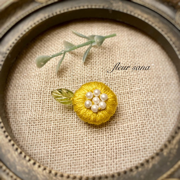 petit flower ぷっくりお花のブローチ  mustard yellow 1枚目の画像