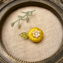 petit flower ぷっくりお花のブローチ  mustard yellow 2枚目の画像