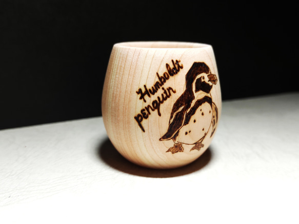 ヒノキが香る木製カップ　フンボルトペンギン 3枚目の画像