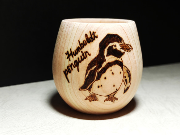 ヒノキが香る木製カップ　フンボルトペンギン 1枚目の画像