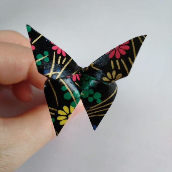 手染友禅和紙使用　おりがみかんざし髪飾り　黒い蝶 1枚目の画像
