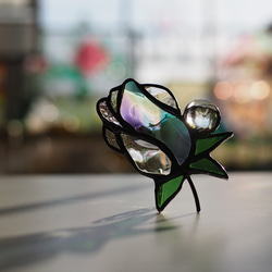 「宝石みたいなバラのつぼみ」ステンドグラス・アンティークガラス・窓辺にちょこんとシリーズ 6枚目の画像