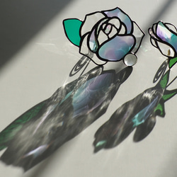「宝石みたいなバラのつぼみ」ステンドグラス・アンティークガラス・窓辺にちょこんとシリーズ 10枚目の画像