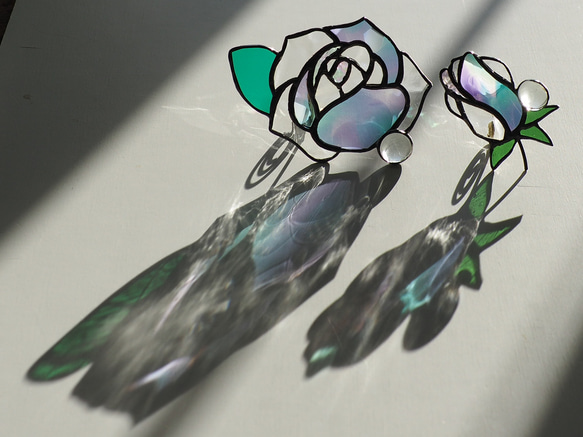 「宝石みたいなバラのつぼみ」ステンドグラス・アンティークガラス・窓辺にちょこんとシリーズ 10枚目の画像